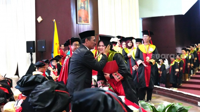 Menteri Pertanian Andi Amran Sulaiman menghadiri wisuda mahasiswa Fakultas Kedokteran Unhas, Senin 14 Juli 2025 [Suara.com/Humas Unhas]