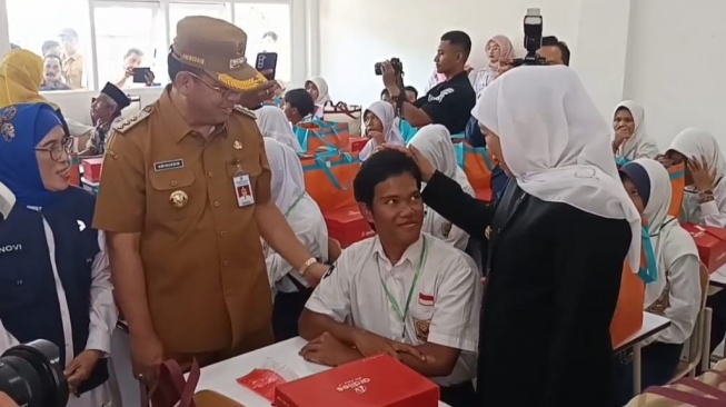 Gubernur Jawa Timur, Khofifah Indar Parawansa menyaksikan program Sekolah Rakyat (SR) Jombang. Sebuah ambulans desa merapat di lapangan Sanggar Kegiatan Belajar (SKB) Mojoagung, Senin (14/7/2025). [Istimewa]