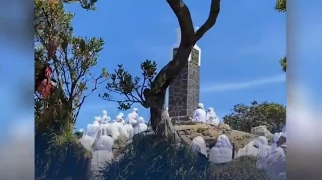Viral Sekelompok Orang Berbaju Putih Mirip Tawaf di Gunung Lawu, Begini Keterangan Perhutani