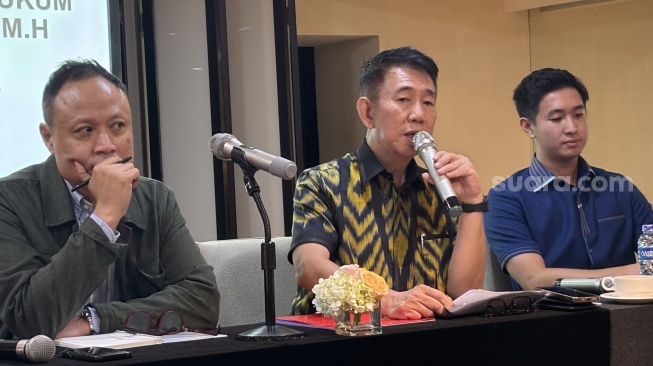 Kuasa Hukum Jawa Pos, Tonic Tangkau. (Suara.com/Faqih)