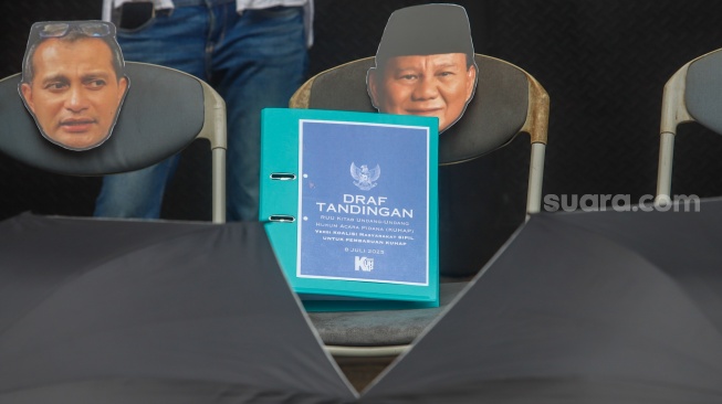 Massa dari Koalisi Masyarakat Sipil saat menggelar aksi di Pintu Gerbang Pancadila gedung DPR RI, Jakarta, Senin (14/7/2025). [Suara.com/Alfian Winanto]
