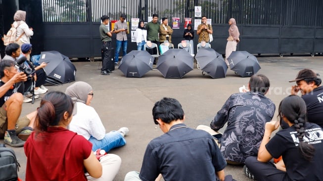 Massa dari Koalisi Masyarakat Sipil saat menggelar aksi di Pintu Gerbang Pancadila gedung DPR RI, Jakarta, Senin (14/7/2025). [Suara.com/Alfian Winanto]
