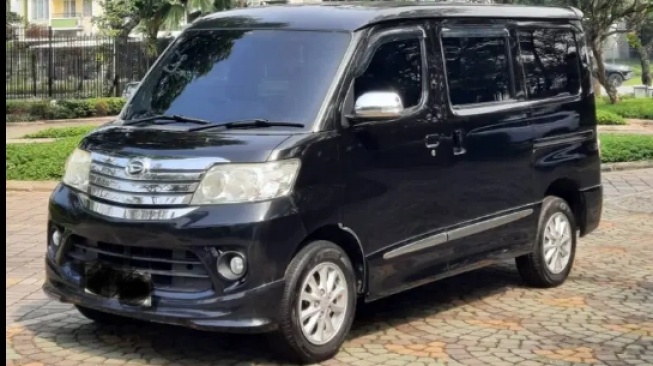 Daihatsu Luxio (OLX)