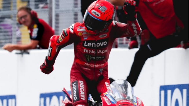 MotoGP Jerman 2025: Menang Lagi, Marc Marquez Selebrasi Pacu Jalur