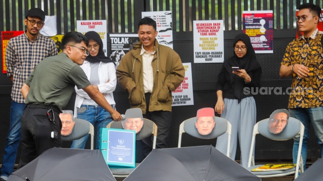 Massa dari Koalisi Masyarakat Sipil saat menggelar aksi di Pintu Gerbang Pancadila gedung DPR RI, Jakarta, Senin (14/7/2025). [Suara.com/Alfian Winanto]
