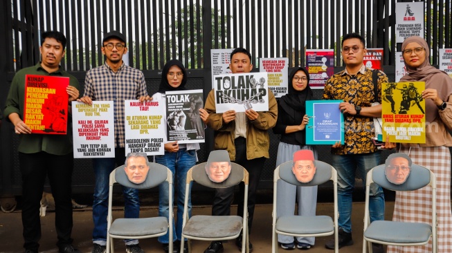 Massa dari Koalisi Masyarakat Sipil saat menggelar aksi di Pintu Gerbang Pancadila gedung DPR RI, Jakarta, Senin (14/7/2025). [Suara.com/Alfian Winanto]
