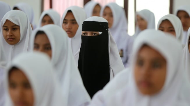 Sejumlah siswa Sekolah Rakyat Menengah Atas mengikuti arahan sebelum pemeriksaan kesehatan di gedung Renovasi Ali Hasjmy, Desa Lam Ilie, Kecamatan Indra Puri, Kabupaten Aceh Besar, Aceh Senin (14/7/2025). [ANTARA FOTO/Ampelsa/rwa]