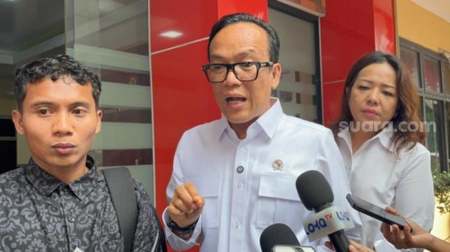 Eks Pegawai Dutapalma Dipolisikan Usai Ngadu Ijazah Ditahan, Wamenaker Pasang Badan: Ini Bahaya!