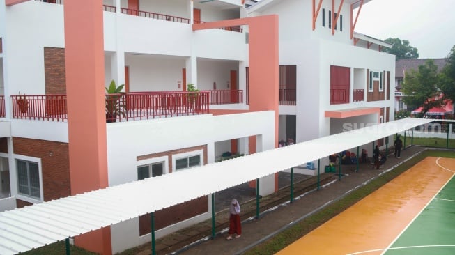 Suasana pembukaan masa pengenalan lingkungan sekolah (MPLS) di Sekolah Rakyat Menengah Pertama (SRMP) Sentra Handayani, Jakarta, Senin (14/7/2025). [Suara.com/Alfian Winanto]