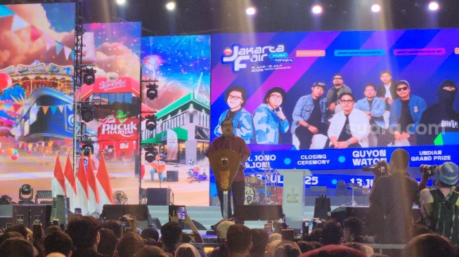 Wakil Gubernur DKI Jakarta, Rano Karno dalam penutupan Jakarta Fair Kemayoran (JFK) 2025 di Jakarta, Jumat (11/7/2025). [Suara.com/Fakhri Fuadi]