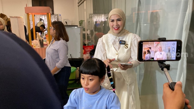 Venna Melinda dan Vania saat menghadiri acara ulang tahun Gala Sky di Gedung Kemang 54, Jakarta Selatan pada Senin, 14 Juli 2025. [Suara.com/Tiara Rosana]