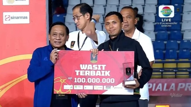 Kalahkan Banyak Wasit Asing, Wasit Asal Jawa Barat Sukses Jadi yang Terbaik di Piala Presiden 2025