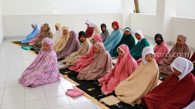Siswa beraktivitas pada pembukaan masa pengenalan lingkungan sekolah (MPLS) di Sekolah Rakyat Menengah Pertama (SRMP) Sentra Handayani, Jakarta, Senin (14/7/2025). [Suara.com/Alfian Winanto]