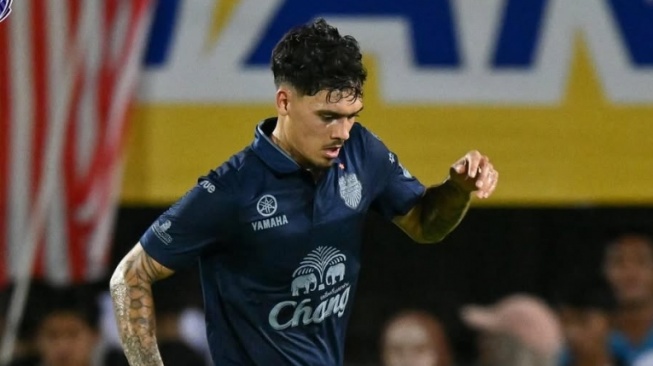 Penampilan perdana Shayne Pattynama bersama Buriram United langsung menuai sorotan. (IG Shayne Pattynama)
