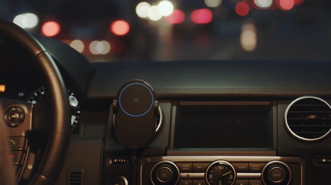 Dudukan ponsel mobil dengan pengisian daya nirkabel. [Xiaomi]