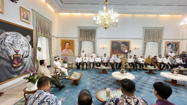 Menteri BUMN Erick Thohir melakukan pertemuan dengan Gubernur Jawa Barat Dedi Mulyadi. [Dok Kementerian BUMN].