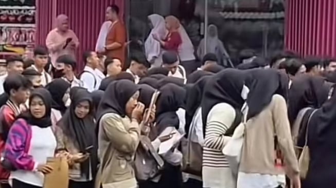 Ribuan Pelamar Serbu Lowongan Kerja Toko di Cianjur, Antre Sejak Subuh Demi Gaji UMR