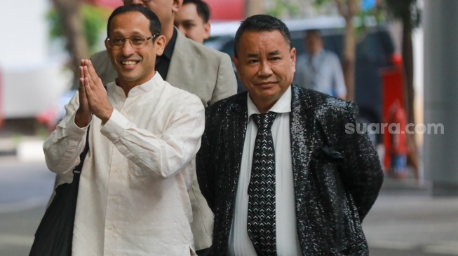 Ekspresi Nadiem Makarim Menuju Ruang Pemeriksaan Kejagung