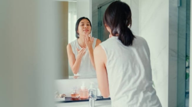 Mau Kulit Glowing Tanpa Ribet? Ini 3 Langkah Skincare Multifungsi Pagi dan Malam