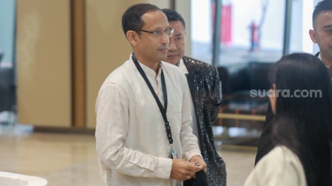 Mantan Menteri Pendidikan, Kebudayaan, Riset, dan Teknologi (Mendikbudristek) 2019-2024 Nadiem Makarim tiba untuk memenuhi panggilan pemeriksaan di Jampidsus, Kejaksaan Agung, Jakarta Selatan, Selasa (15/7/2025). [Suara.com/Alfian Winanto]