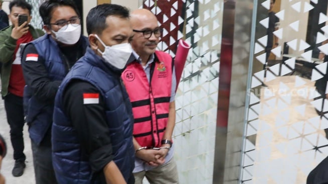 Direktur SMP Kemendikbudristek 2020, Mulyatsyah dibawa ke mobil tahanan di Kejaksaan Agung, Jakarta, Selasa (15/7/2025). [Suara.com/Alfian Winanto]
