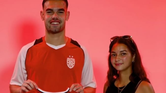 Siapa Estella Loupatty? Perempuan Keturunan di Samping Jens Raven Pamer Teken Kontrak Bali United