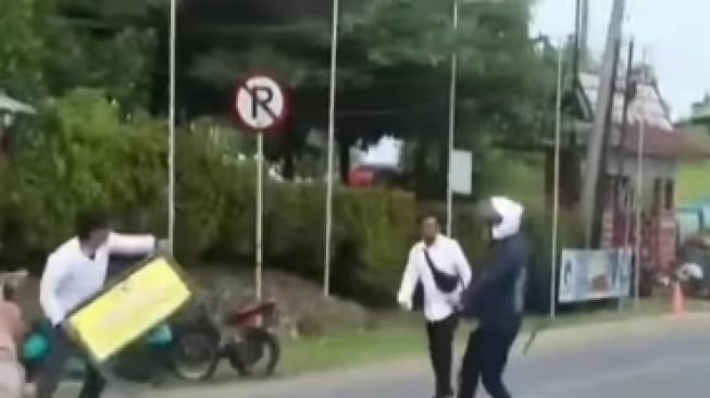 Dar..Der..Dor Bak Game GTA, Viral Pria Bersajam Terobos Razia Polisi di Mapolres Bengkulu Tengah