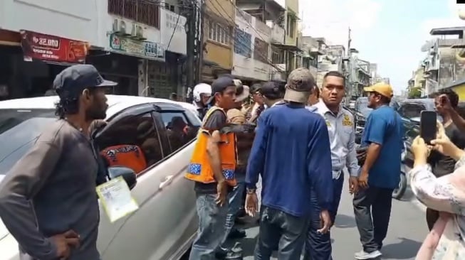 Detik-detik Petugas Dishub Medan Dianiaya Saat Penertiban Parkir di Jalan Jawa