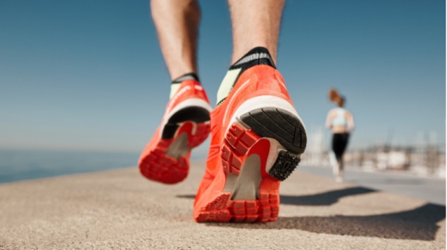 5 Rekomendasi Sepatu Running Carbon Plate Lokal Terbaik 2025, Harga Mulai Rp500 Ribuan