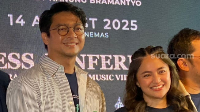 Pemain film La Tahzan, Deva Mahenra dan Marshanda dalam konferensi pers di kawasan Setiabudi, Jakarta Selatan pada Senin, 14 Juli 2025. [Suara.com/Tiara Rosana]
