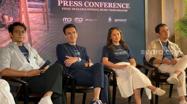 Pemain film La Tahzan, Deva Mahenra dan Marshanda dalam konferensi pers di kawasan Setiabudi, Jakarta Selatan pada Senin, 14 Juli 2025. [Suara.com/Tiara Rosana]