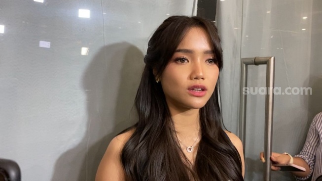 Fujianti Utami alias Fuji saat ditemui wartawan usai perayaan ulang tahun kelima Gala Sky di kawasan Kemang, Jakarta Selatan pada Senin, 14 Juli 2025. [Suara.com/Tiara Rosana]
