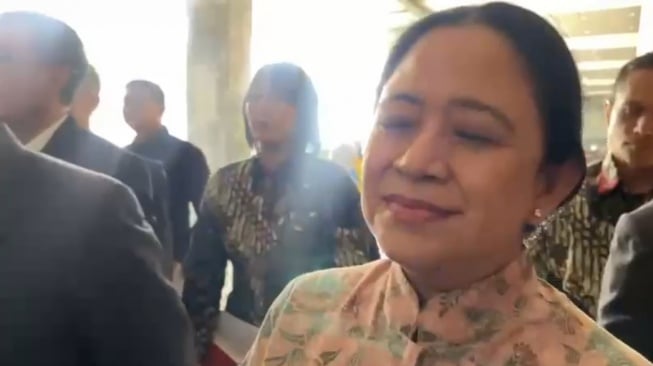Ekspresi senyum misterius Puan Maharani saat diberondong pertanyaan mengenai 'serangan' politik kepada Jokowi yang semakin gencar beberapa waktu terakhir. [Suara.com/Bagaskara]