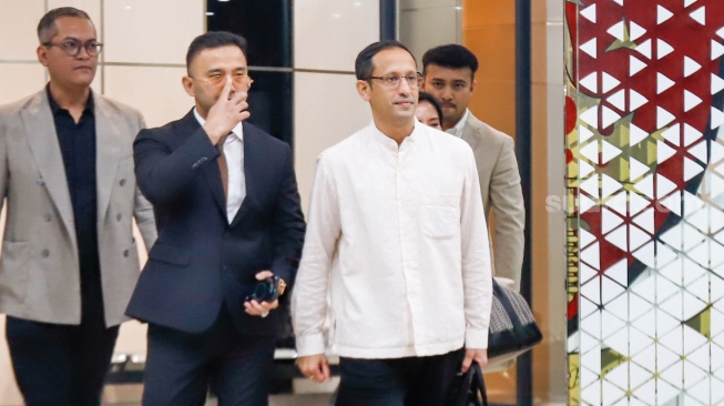 Mantan Menteri Pendidikan, Kebudayaan, Riset, dan Teknologi (Mendikbudristek) 2019-2024 Nadiem Makarim (tengah) usai menjalani pemeriksaan di Jampidsus, Kejaksaan Agung, Jakarta, Selasa (15/7/2025). [Suara.com/Alfian Winanto]