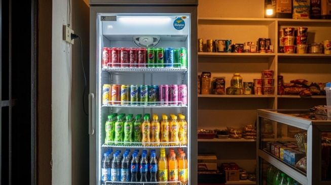 Kulkas showcase atau kulkas minuman di warung. (Google AI Studio)
