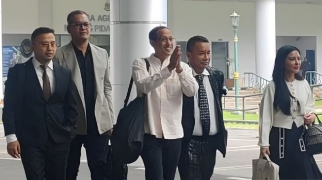 Mantan Menteri Pendidikan, Kebudayaan, Riset, dan Teknologi (Mendikbudristek) Nadiem Makarim memenuhi panggilan kedua Kejaksaan Agung (Kejagung) untuk diperiksa sebagai saksi kasus dugaan korupsi pengadaan Chromebook, Selasa 15 Juli 2025 [Suara.com/Antara]