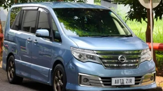 Nissan Serena 2015. (OLX)