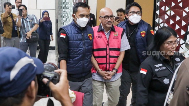 Direktur SMP Kemendikbudristek 2020, Mulyatsyah dibawa ke mobil tahanan di Kejaksaan Agung, Jakarta, Selasa (15/7/2025). [Suara.com/Alfian Winanto]

