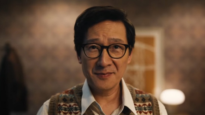 Review Film Love Hurts, Bersatunya Ke Huy Quan dan Ariana DeBose di Aksi-Komedi