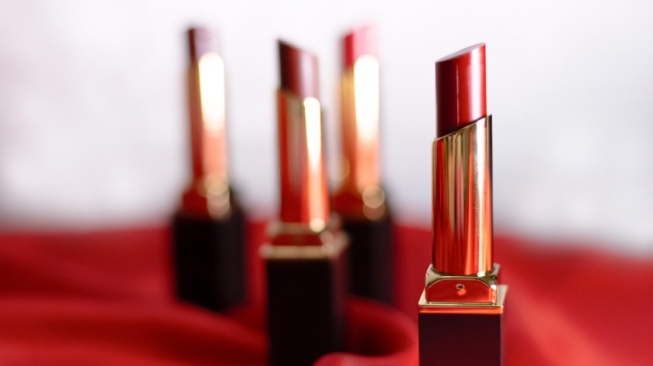 5 Lipstik Glossy Tahan Lama Terbaik untuk Bibir Berkilau Seperti Kaca