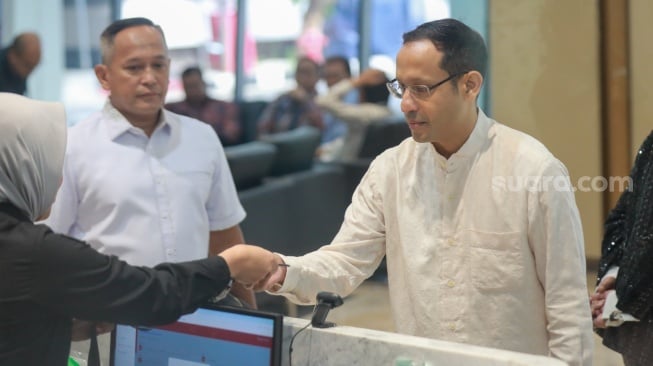 Mantan Menteri Pendidikan, Kebudayaan, Riset, dan Teknologi (Mendikbudristek) 2019-2024 Nadiem Makarim tiba untuk memenuhi panggilan pemeriksaan di Jampidsus, Kejaksaan Agung, Jakarta Selatan, Selasa (15/7/2025). [Suara.com/Alfian Winanto]