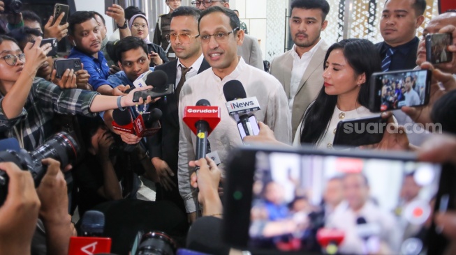 Mantan Menteri Pendidikan, Kebudayaan, Riset, dan Teknologi (Mendikbudristek) 2019-2024 Nadiem Makarim (tengah) usai menjalani pemeriksaan di Jampidsus, Kejaksaan Agung, Jakarta, Selasa (15/7/2025). [Suara.com/Alfian Winanto]