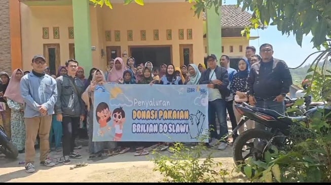 Menjalin Kedekatan Lewat Donasi Pakaian, BRI Slawi Sentuh Hati Warga Dukuh Sidamulya