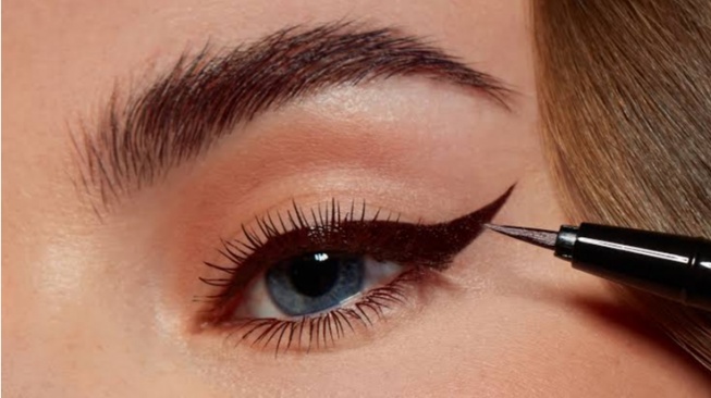 Eyeliner dengan bentuk spidol lebih mudah diaplikasikan oleh pemula.