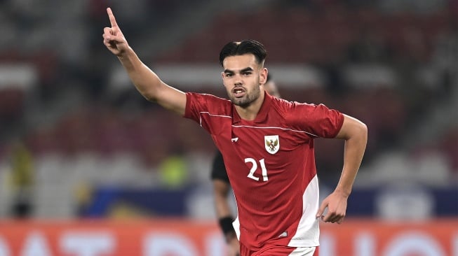 Pesepak bola Timnas U23 Indonesia Jens Raven berselebrasi usai membobol gawang Timnas U23 Brunei Darussalam dalam pertandingan penyisihan Grup A Piala AFF U-23 2025 di Stadion Utama Gelora Bung Karno (SUGBK), Senayan, Jakarta, Selasa (15/7/2025). [ANTARA FOTO/Dhemas Reviyanto/mrh/foc]