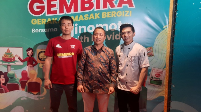Nicky Tirta ajarkan ibu-ibu PKK masak makanan sehat (Instagram)
