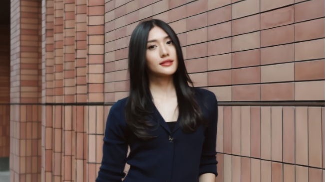 4 Inspirasi OOTD Traveling ala Anissa Aziza, Simpel tapi Eye-Catching!