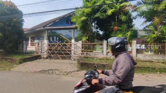 DN Kuranji disegel ahli waris, gerbang SD yang berada di Kota Serang, Banten itu ditutup menggunakan bambu, Rabu 16 Juli 2025. [Yandi Sofyan/SuaraBanten.id]