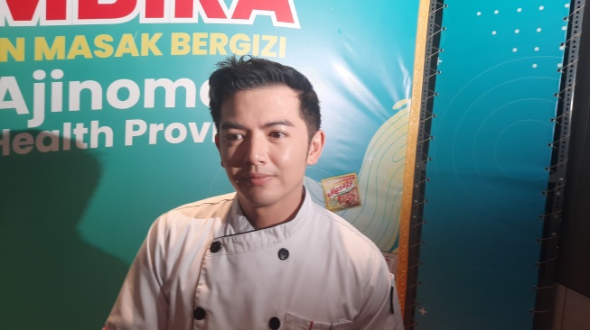 Nicky Tirta ajarkan ibu-ibu PKK masak makanan sehat (Instagram)