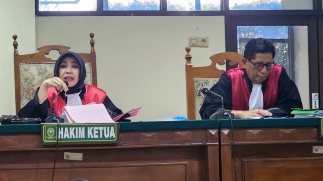 Hakim Ketua Nenden Riska Puspitasari memimpin sidang kasus dugaan penganiayaan bayi hingga tewas yang dilakukan Brigadir Ade Kurniawan yang diikuti terdakwa secara daring di PN Semarang, Rabu (16/7/3025). (ANTARA/I.C. Senjaya)